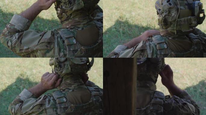 面目全非的男性士兵在准备军事演习或战斗时戴上防护头盔和伪装巴拉克拉瓦面具。乌俄战争