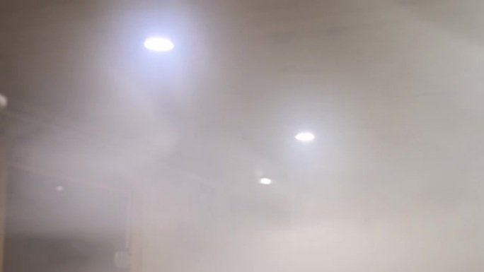蒸汽室浴室里浓密的水蒸气俱乐部。水蒸气放松和清洁身体。在高温下，水蒸发，在浴池中形成浓密的蒸汽。