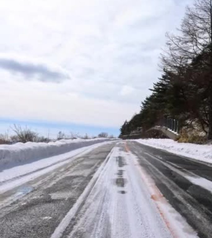 在雪山路上行驶