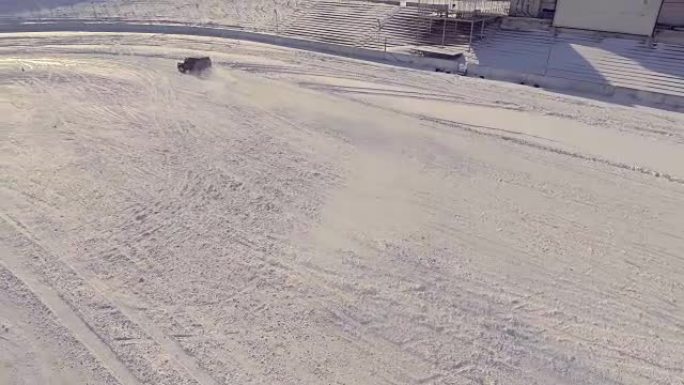 越野雪地上的自动漂移，鸟瞰图