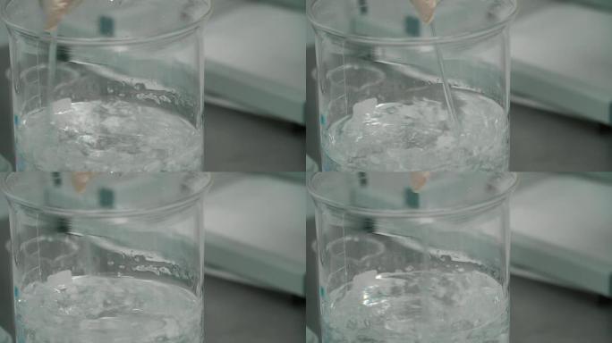 科学家在实验室中将液体与白色薄片混合