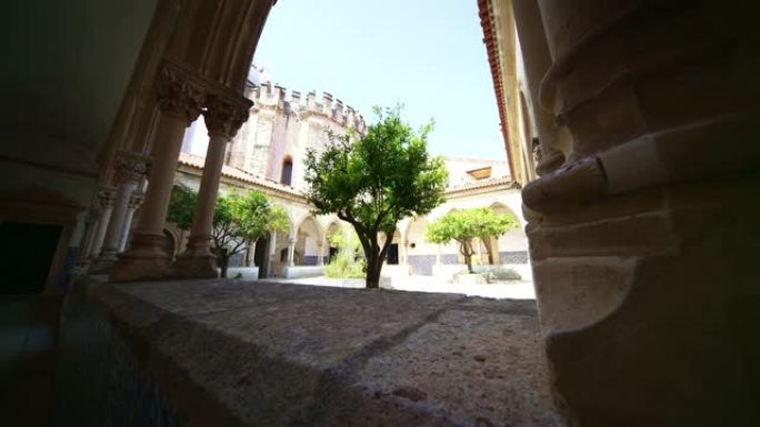 托马尔葡萄牙骑士团圣殿，历史悠久的城堡，葡萄牙受欢迎的旅游目的地。欧洲的夏季旅行。