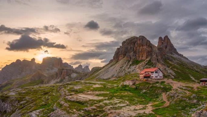 从多比亚科附近的兰德罗山谷 (Valle di Landro) 可以看到，在Tre Cime di 