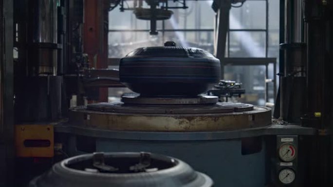 轮胎厂冲压机构在工厂自动建造橡胶坯料