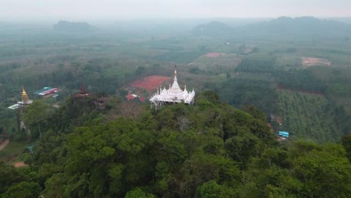 泰国丛林山上佛教寺庙的鸟瞰图