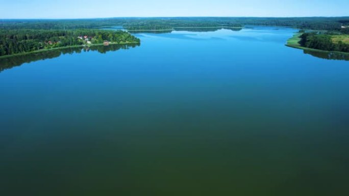 波兰平静湖与岛屿的雄伟鸟瞰图。天堂湖畔的村舍。和平反映在水上。壮观美丽的湖泊鸟瞰图。史诗般的惊人的自