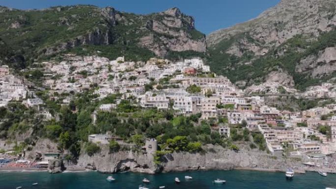 波西塔诺村坐落在意大利南部阿马尔菲海岸地中海陡峭的岩石悬崖上。空中宽拍
