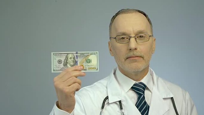 男性治疗师显示100美元账单，有偿医疗服务