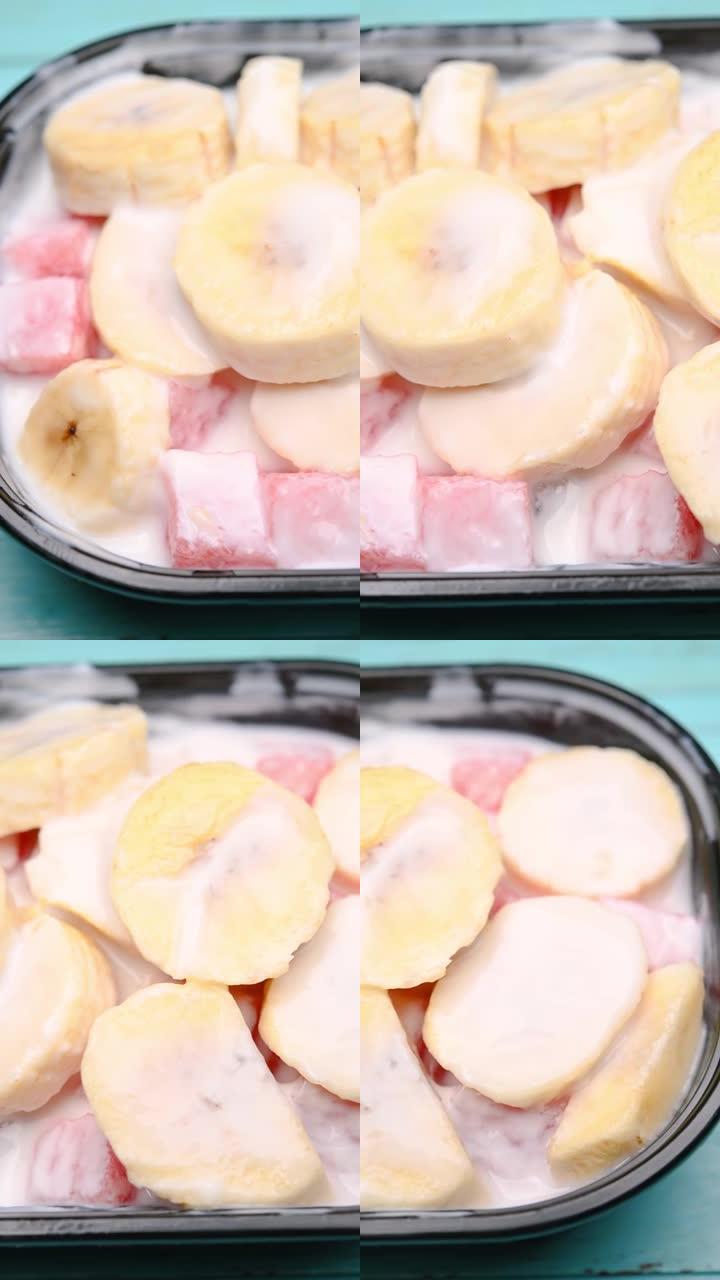 角锅新鲜香蕉片和西瓜块配酸奶垂直成分
