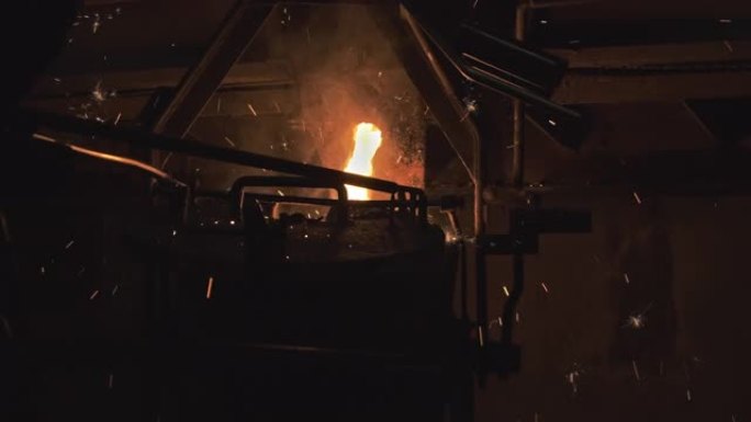 熔融金属熔化，操作员努力从熔炉到钢包的熔融金属，以浇注到铸造厂