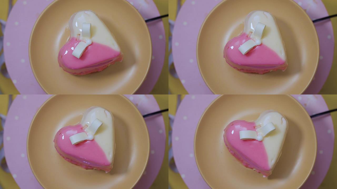白色和粉红色釉面的心甜点在桌子上转来转去