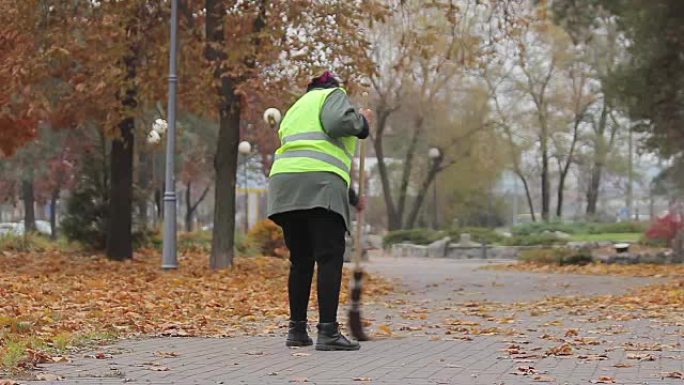 女市政公用事业工人清扫街道，低薪工作，贫困