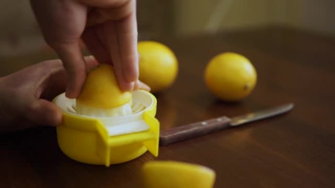 用手榨汁柠檬