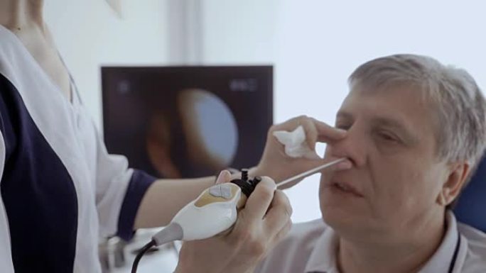 医生用耳鼻喉科望远镜检查病人的鼻子