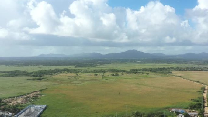 多明尼加共和国多云天气中的山脉和绿地
