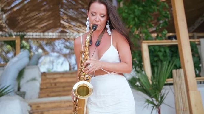 一个女人站在裙子里的咖啡馆里，演奏金色萨克斯管。