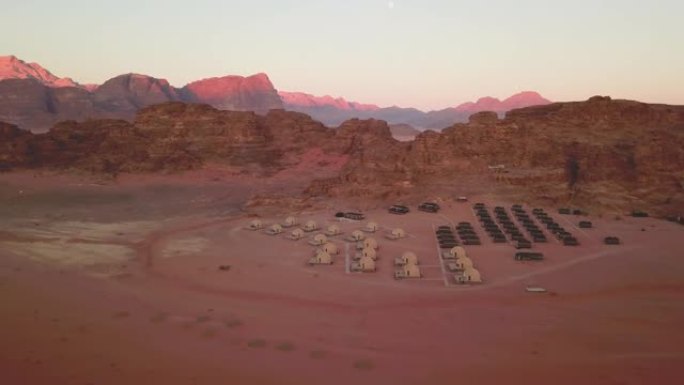 约旦瓦迪朗姆沙漠营地的鸟瞰图