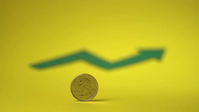 黄色背景上的四分之一美元硬币。背景中模糊的绿色箭头。为未来存钱。