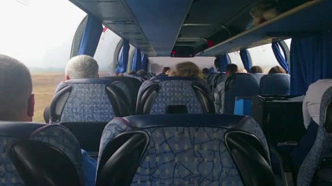 满载乘客的旅游巴士。预算有限的人旅行，
