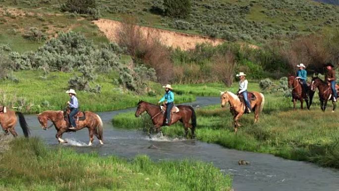 牛仔和女牛仔在河上骑行