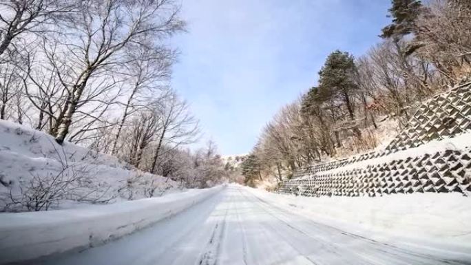 在雪山路上行驶行驶车窗外汽车第一视角