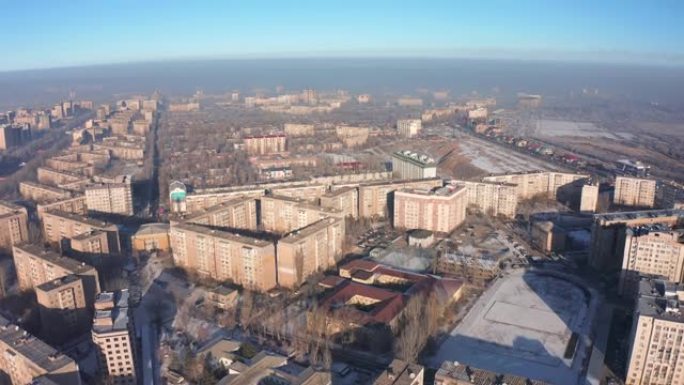 在世界上污染最严重的城市比什凯克 (Bishkek) 的睡眠区的房屋屋顶上，一架无人驾驶飞机绕一圈飞