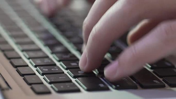 高级博客作者为他的读者撰写新评论，笔记本电脑上的特写镜头