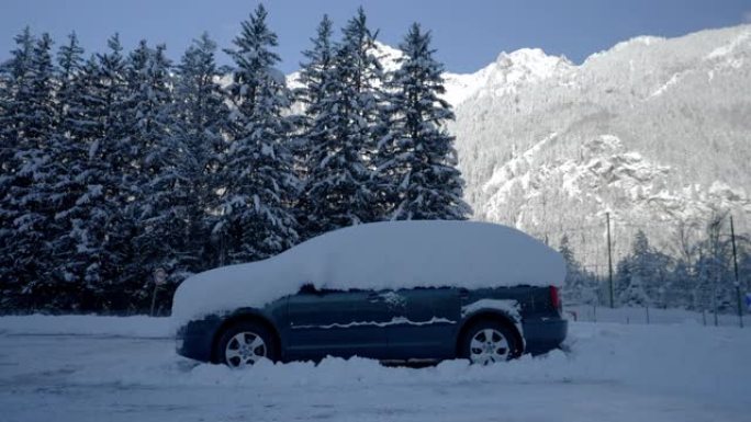 停在山区道路上的积雪覆盖的汽车的静态拍摄