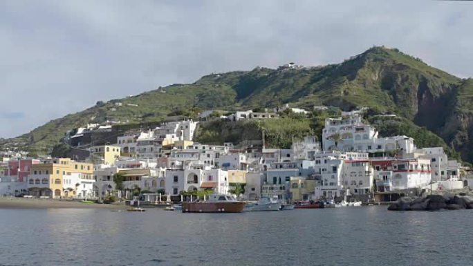 岛屿海岸，白色房屋密密麻麻地建在山上，从港口对面可以看到