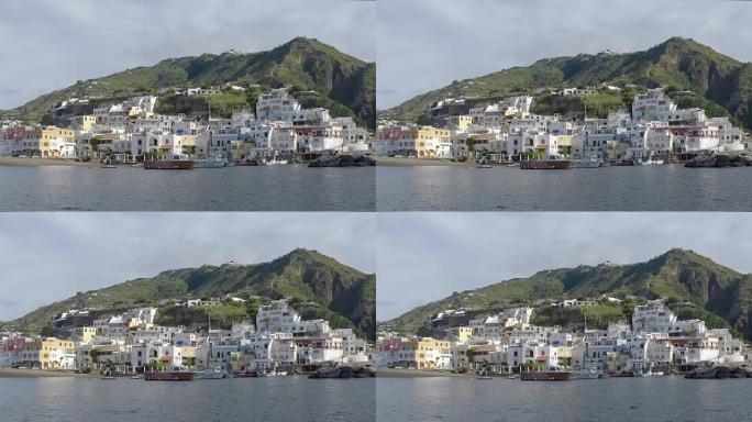 岛屿海岸，白色房屋密密麻麻地建在山上，从港口对面可以看到