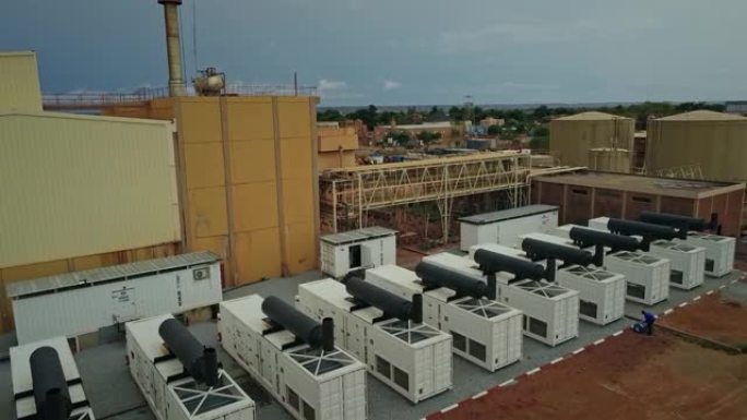 尼日尔尼亚美的集装箱发电厂缓慢上升的无人机射击