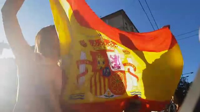 西班牙球迷跳旗庆祝国家足球队胜利
