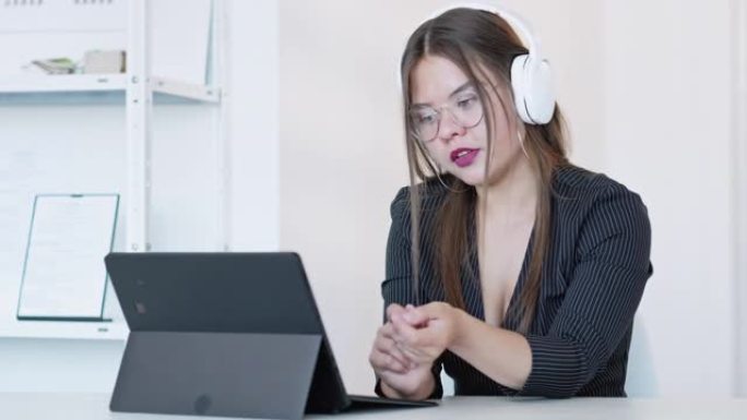 在线采访虚拟会议商务女性