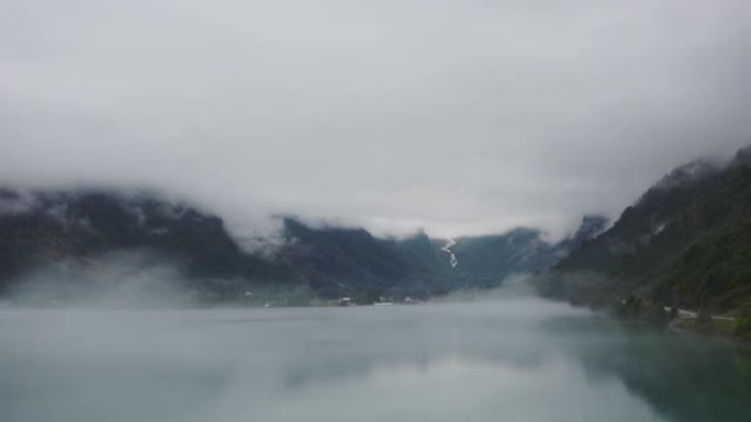 挪威被雾覆盖的湖泊的风景