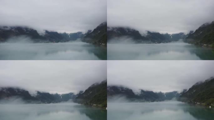 挪威被雾覆盖的湖泊的风景