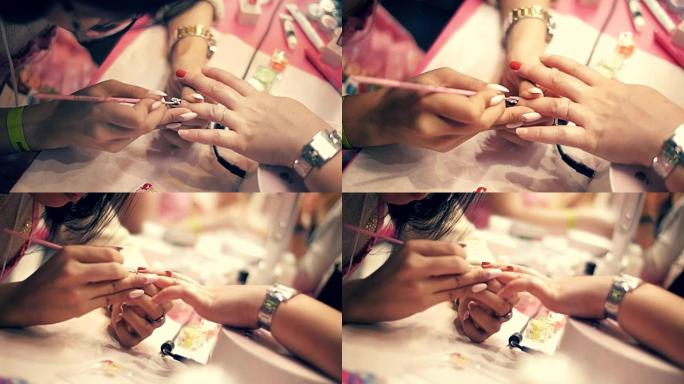 修脚大师用清漆涂在一个年轻女孩的指甲上