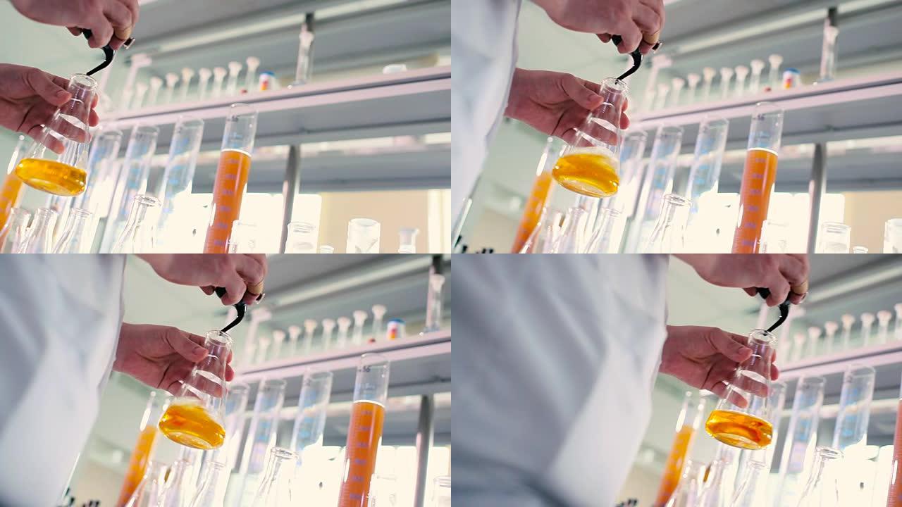 雄性水在锥形烧瓶中与染料混合。