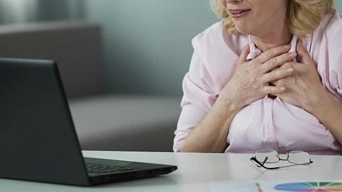 50多岁的幸运女士在线阅读获奖者名单，为她的彩票胜利感到高兴