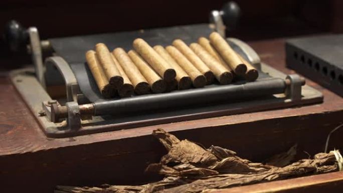 手辊工具上的优质古巴雪茄堆叠。世界上最昂贵的雪茄