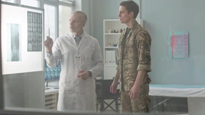 医生向年轻士兵展示核磁共振扫描