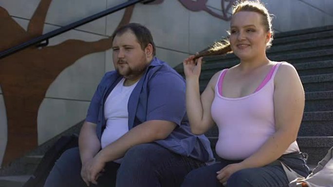 肥胖可爱的女孩与年轻的胖子调情，尽管不完美