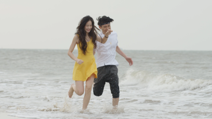 L情侣恋人海边牵手看海 沙滩玩耍散步奔跑