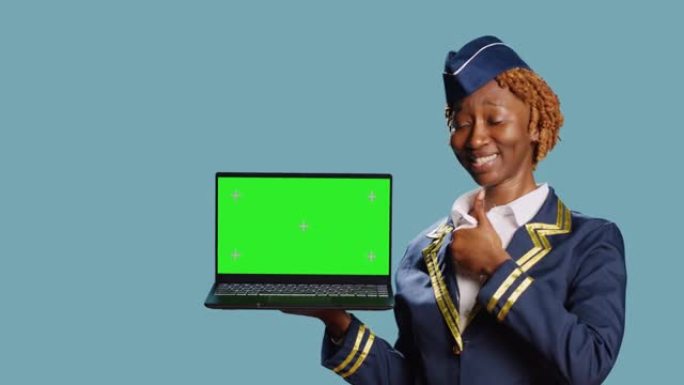 空姐拿着绿屏显示的笔记本电脑