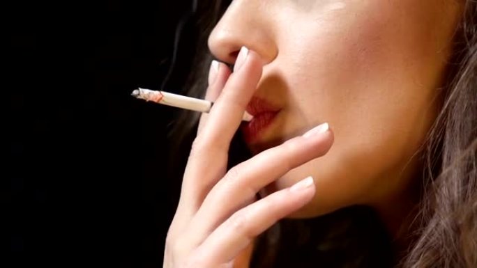 压力大的女人靠抽烟放松，手紧张地抖动，问题多多