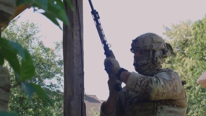 面目模糊的男性士兵在准备军事演习或战斗时戴着防护头盔巴拉克拉瓦面具，将喇叭固定在机枪上并瞄准。乌俄战
