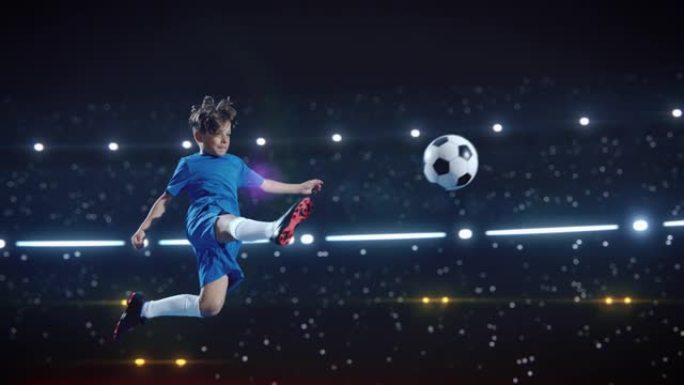 运动儿童足球运动员在聚光灯下在黑色背景上空中跳跃和踢球的美学镜头。超级慢动作捕捉到一个男孩打进漂亮的