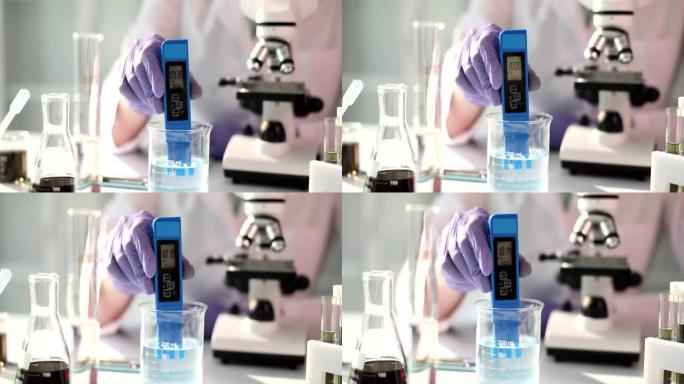 科学家在实验室中使用ph计研究化学溶液
