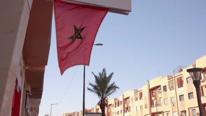 摩洛哥国旗在城市中挥舞