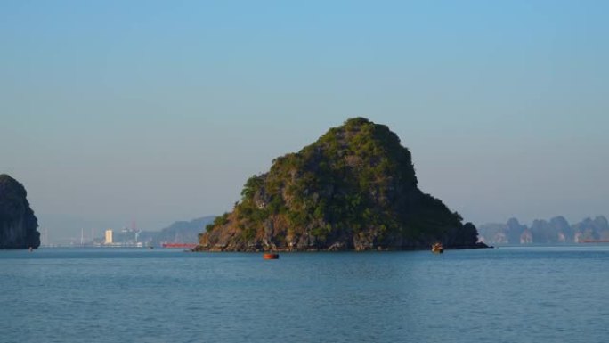 越南下龙湾的美丽景色。野生自然原生态海景。亚洲的越南。最佳旅游景点。