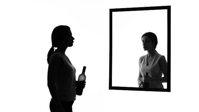 醉酒的女人，酒瓶照镜子，良心要求停止